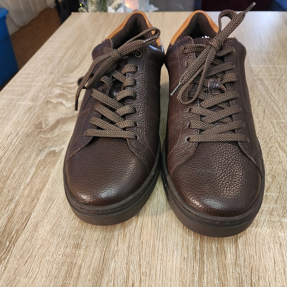 Vionic Lucas II lace-up sneaker with a leather upper removable EVA footbed - Picture 2 of 5